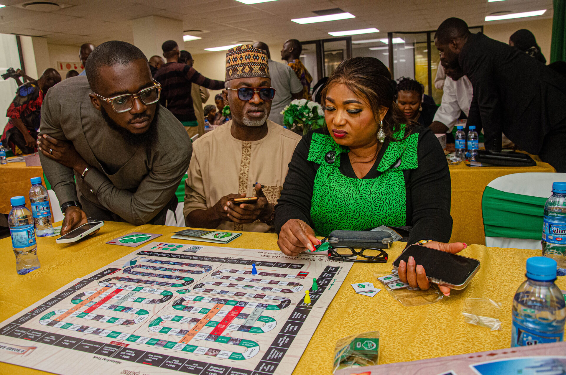 National-cake - People celebrating